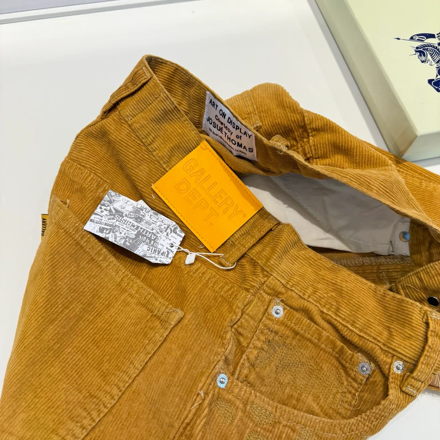 P250 model number: D448 GALLERY DEPT. ss25 limited corduroy splicing embroidered bootcut jeans Size: 28, 30, 32, 34, 36 (S-XXL) Color: Corduroy yellow Size reference: Pants length 100 102 104 106 106 Waist 72 76 80 84 88 Recommended weight S (about 110 pounds) M (about 120 pounds) L (about 140 pounds) XL (about 165 pounds) XXL (about 185 pounds)